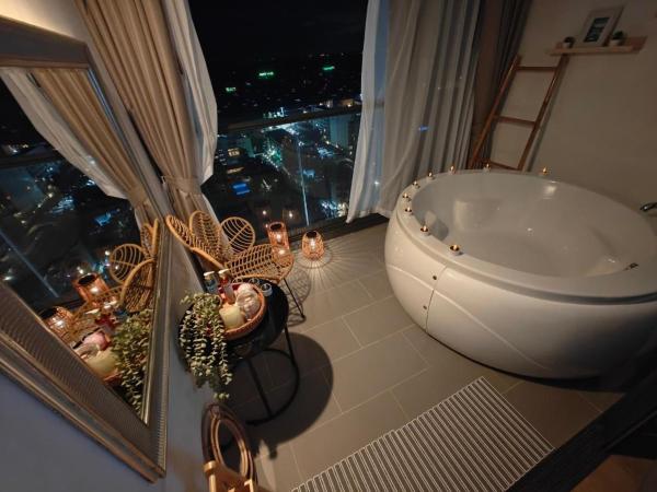 Edge Central Pattaya by Mickey : photo 4 de la chambre suite avec baignoire spa