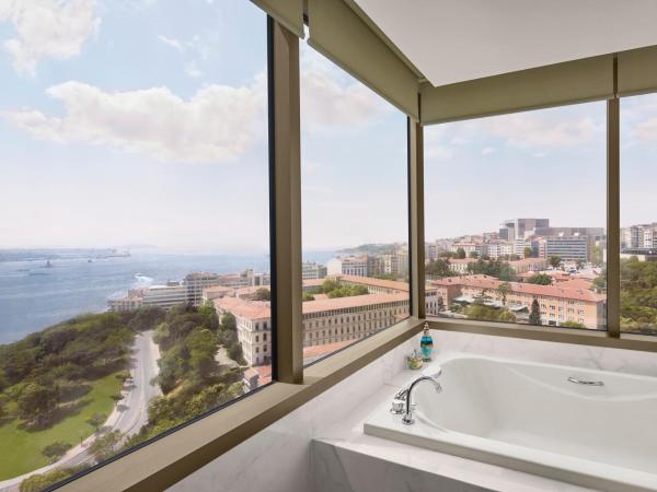 The Ritz-Carlton, Istanbul at the Bosphorus : photo 8 de la chambre suite ritz carlton avec baignoire spa - vue sur le bosphore, accès au club lounge