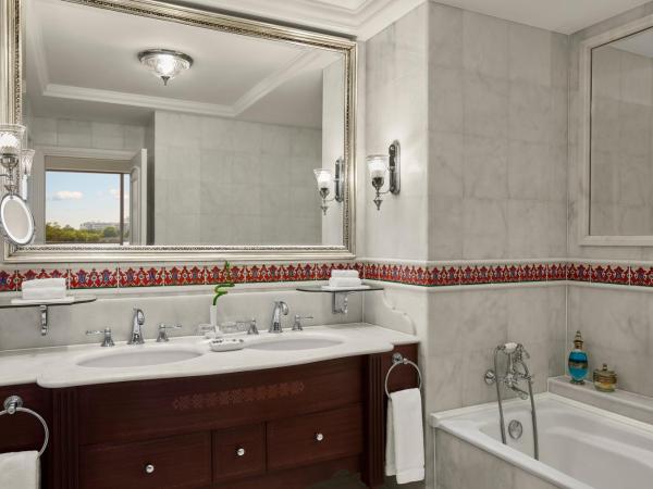 The Ritz-Carlton, Istanbul at the Bosphorus : photo 2 de la chambre suite bosphore avec accès au salon club
