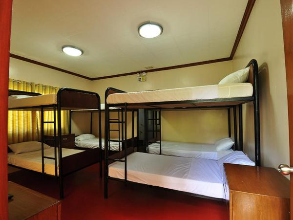 Hotel Deepak Residency : photo 1 de la chambre lit dans un dortoir de 4 lits