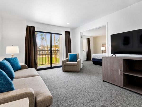 Serene Vegas Boutique Hotel Las Vegas : photo 7 de la chambre suite supérieure lit king-size rksv - vue sur cour
