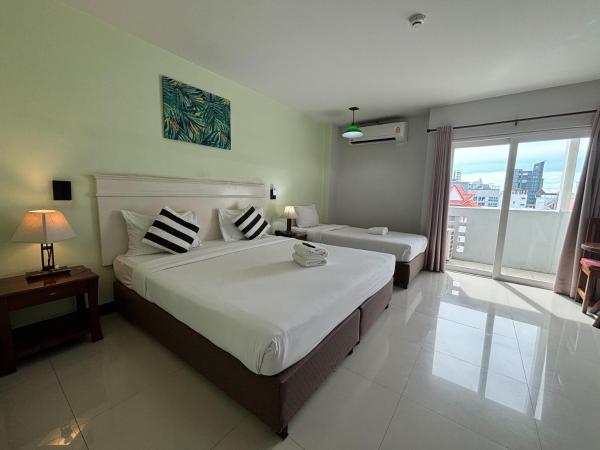 Sutus Court 1 : photo 2 de la chambre chambre triple standard avec balcon