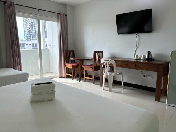 Sutus Court 1 : photo 4 de la chambre chambre triple standard avec balcon