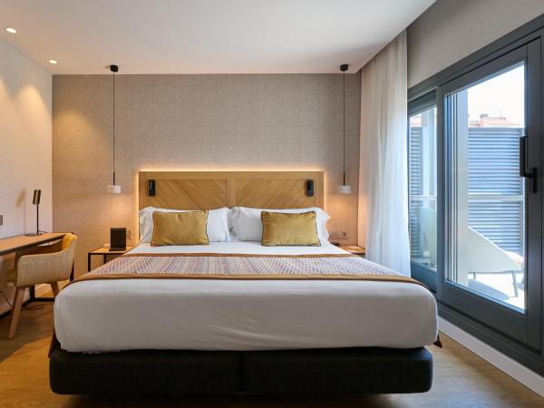 Catalonia Eixample 1864 : photo 1 de la chambre chambre double de luxe avec piscine privative.