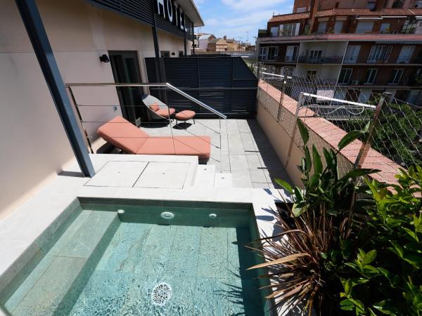Catalonia Eixample 1864 : photo 2 de la chambre chambre double de luxe avec piscine privative.