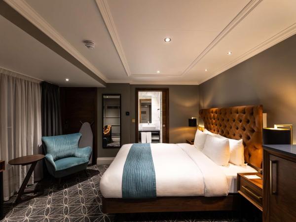100 Queen's Gate Hotel London, Curio Collection by Hilton : photo 2 de la chambre chambre lit queen-size deluxe avec atrium