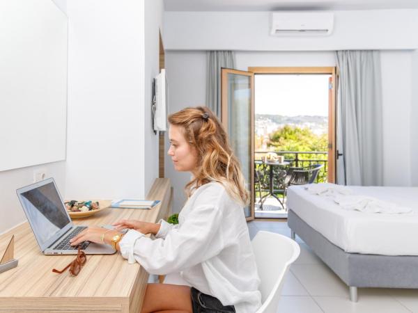 Notus Chania Crete : photo 8 de la chambre studio supérieur avec balcon et vue sur la mer
