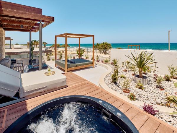 Paralos Kosta Alímia : photo 1 de la chambre hébergement double retraite avec baignoire d'hydromassage - vue directe sur mer
