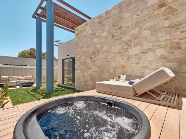 Paralos Kosta Alímia : photo 1 de la chambre hébergement double avec jardin privé et baignoire d'hydromassage
