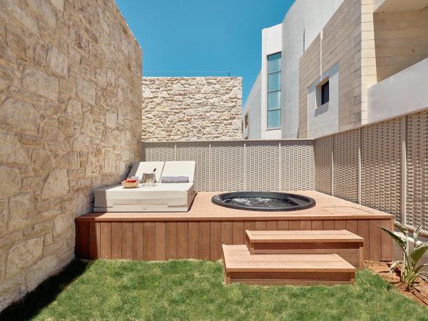 Paralos Kosta Alímia : photo 2 de la chambre hébergement double avec jardin privé et baignoire d'hydromassage
