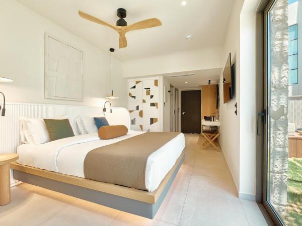 Paralos Kosta Alímia : photo 4 de la chambre hébergement double avec jardin privé et baignoire d'hydromassage