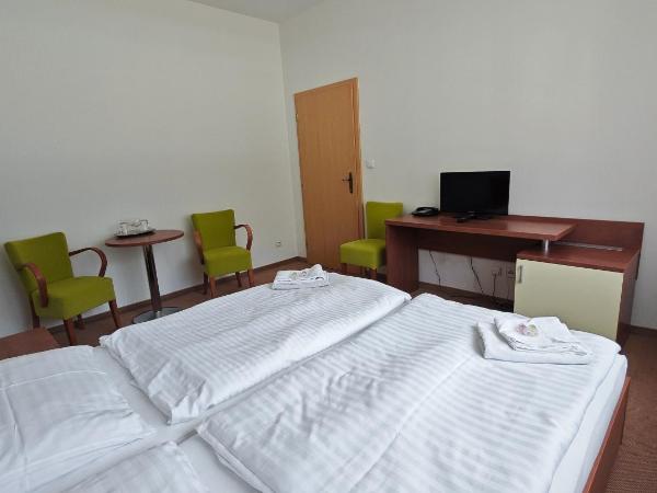 Geyserpark Village : photo 2 de la chambre chambre double ou lits jumeaux - vue sur piscine