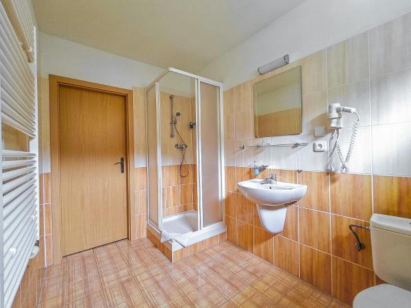 Geyserpark Village : photo 6 de la chambre chambre double ou lits jumeaux - vue sur piscine