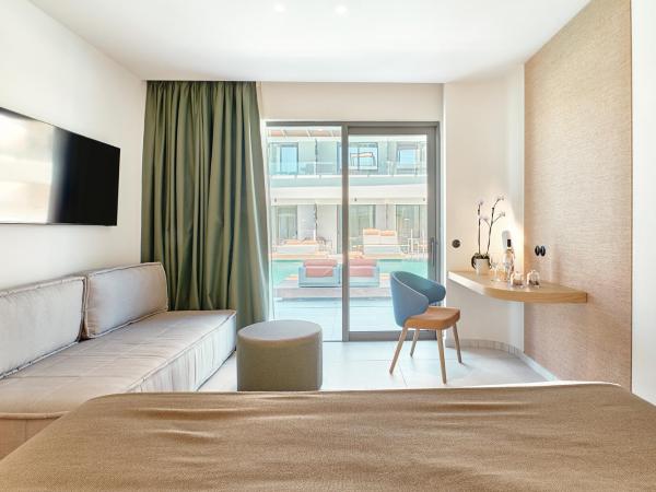 Paralos Kosta Alímia : photo 4 de la chambre suite junior - accès direct à la piscine