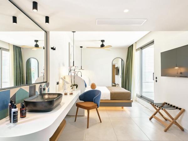 Paralos Kosta Alímia : photo 4 de la chambre hébergement double sur toit - baignoire d’hydromassage