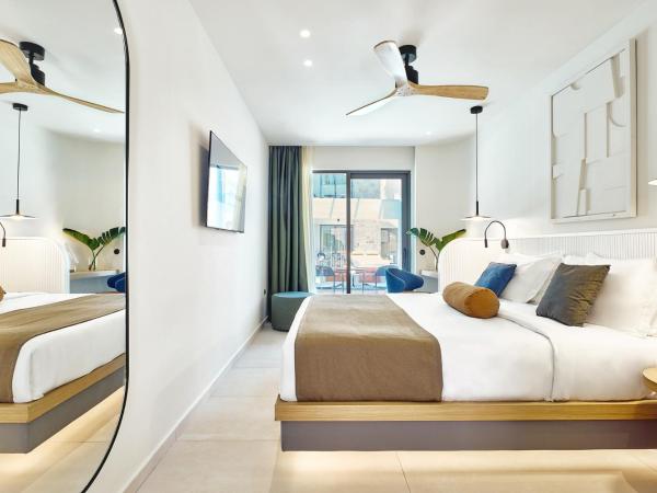 Paralos Kosta Alímia : photo 3 de la chambre chambre double avec accès direct à la piscine - vue latérale sur mer