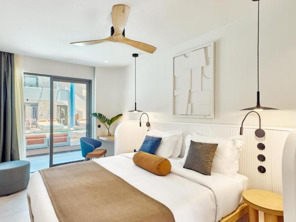 Paralos Kosta Alímia : photo 5 de la chambre chambre double avec accès direct à la piscine - vue latérale sur mer