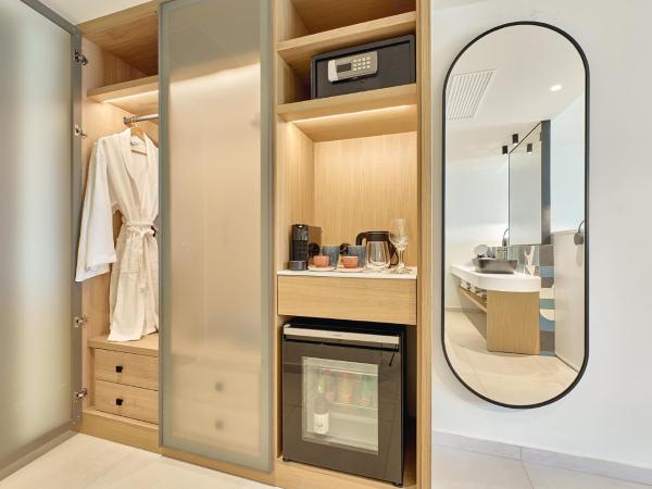 Paralos Kosta Alímia : photo 4 de la chambre suite junior - vue latérale sur mer