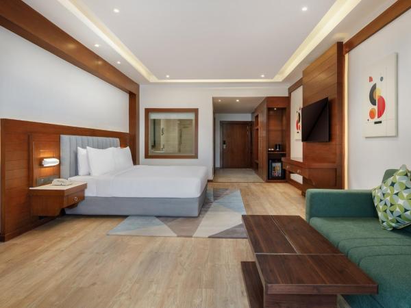 Holiday Inn Resort Kathmandu Budhanilkantha, an IHG Hotel : photo 5 de la chambre suite lit king-size - vue sur montagne