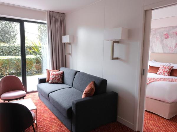 Thalazur Cabourg - Hôtel & Spa : photo 1 de la chambre suite premium avec vue sur le jardin