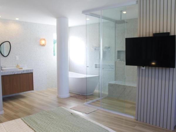 Farol de Itapuã Praia Hotel : photo 5 de la chambre suite avec baignoire spa