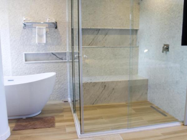 Farol de Itapuã Praia Hotel : photo 3 de la chambre suite avec baignoire spa