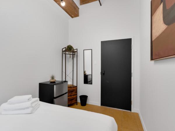 The Little Prince Rooms-Old Montreal : photo 2 de la chambre chambre double standard avec salle de bains commune