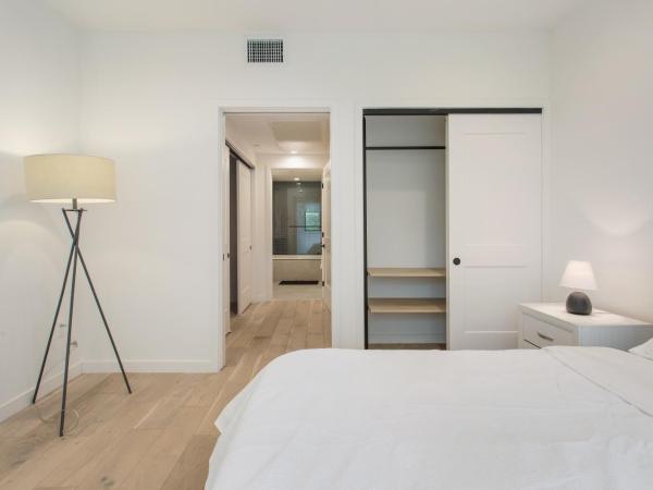 West Side Prime Location 2 Bedroom with Pool : photo 2 de la chambre chambre double avec balcon