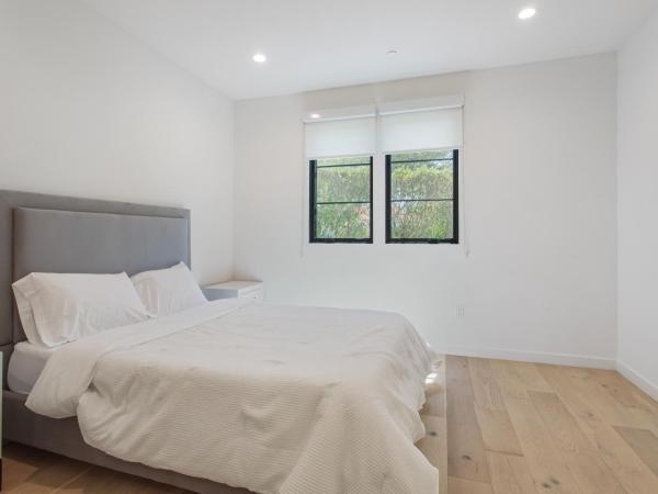 West Side Prime Location 2 Bedroom with Pool : photo 1 de la chambre chambre double avec balcon