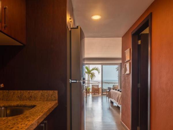 The Paramar Beachfront Boutique Hotel With Breakfast Included - Downtown Malecon : photo 8 de la chambre suite junior avec lit king-size - vue sur océan