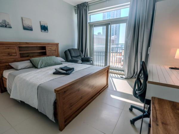 Minutes Away from Dubai Mall Luxurious Hostel : photo 1 de la chambre chambre double avec balcon