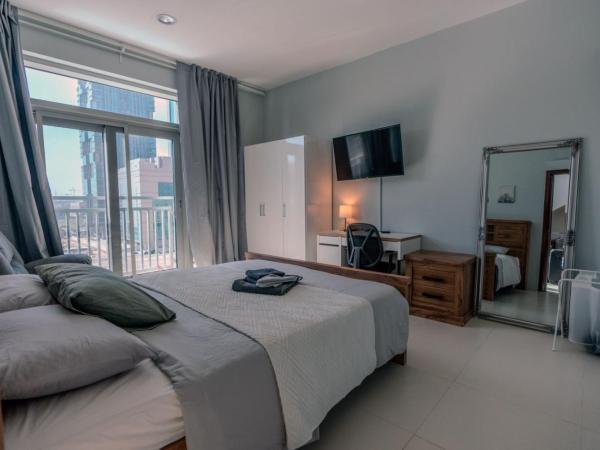 Minutes Away from Dubai Mall Luxurious Hostel : photo 2 de la chambre chambre double avec balcon