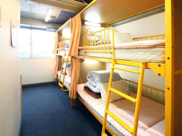 Sakura Hostel Asakusa : photo 1 de la chambre chambre quadruple avec lits superposés et salle de bains commune