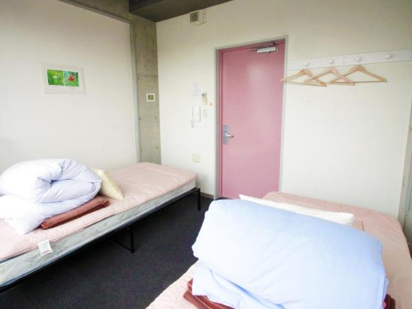 Sakura Hostel Asakusa : photo 2 de la chambre chambre lits jumeaux avec salle de bains commune