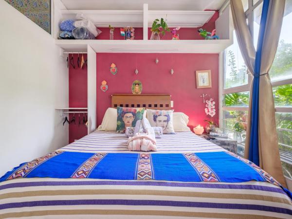 ITZAE Polanquito CDMX Lincoln Park dog friendly : photo 2 de la chambre chambre lit queen-size avec salle de bains commune