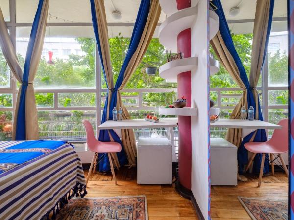 ITZAE Polanquito CDMX Lincoln Park dog friendly : photo 7 de la chambre chambre lit queen-size avec salle de bains commune