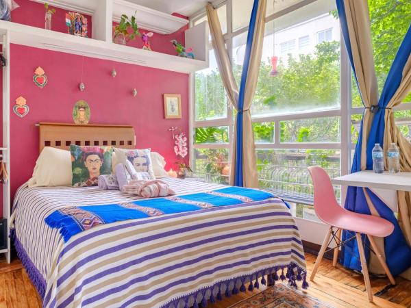 ITZAE Polanquito CDMX Lincoln Park dog friendly : photo 1 de la chambre chambre lit queen-size avec salle de bains commune