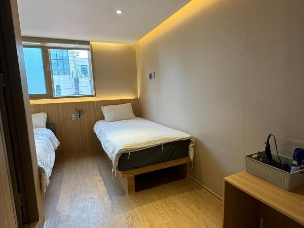 Well Plus Guest House : photo 6 de la chambre chambre triple - vue sur ville