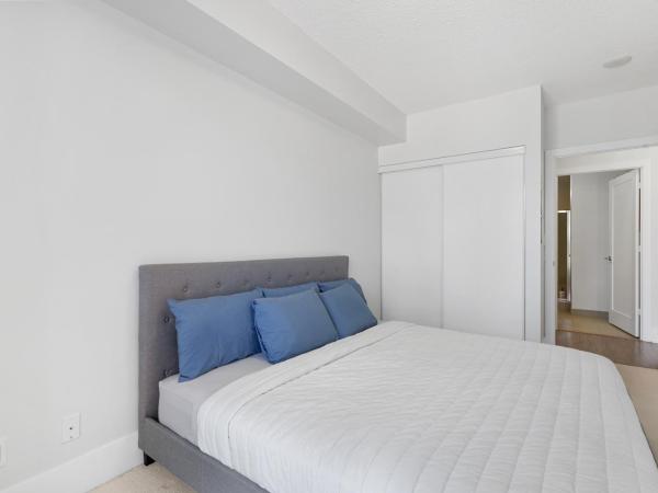 2bedroom CN Tower WATER VIEWS - Free Parking - rooftop pool : photo 2 de la chambre appartement 2 chambres - vue sur lac