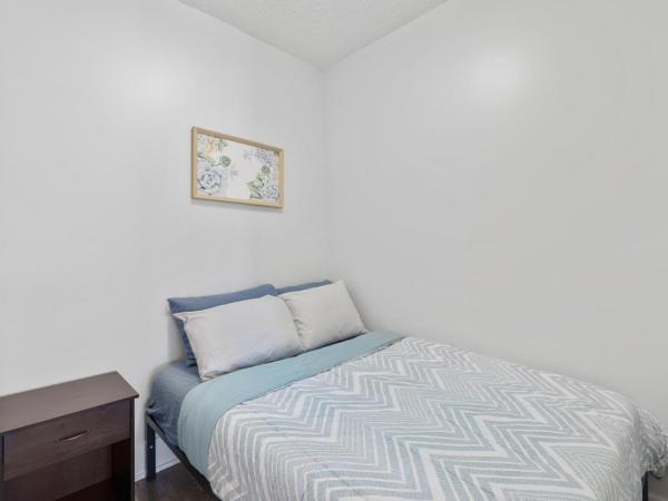 2bedroom CN Tower WATER VIEWS - Free Parking - rooftop pool : photo 4 de la chambre appartement 2 chambres - vue sur lac