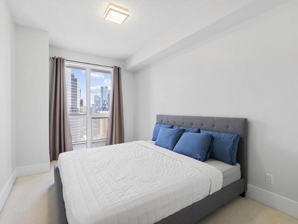 2bedroom CN Tower WATER VIEWS - Free Parking - rooftop pool : photo 6 de la chambre appartement 2 chambres - vue sur lac