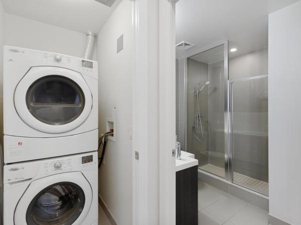 2bedroom CN Tower WATER VIEWS - Free Parking - rooftop pool : photo 8 de la chambre appartement 2 chambres - vue sur lac