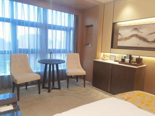 Jin Jiang Pine City Hotel : photo 3 de la chambre chambre exécutive lit queen-size