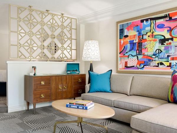 Le Parc at Melrose : photo 8 de la chambre suite signature avec lit king-size et balcon - dernier Étage