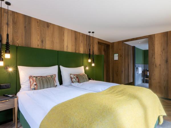 Hotel ZERMAMA Zermatt : photo 3 de la chambre grande chambre lits jumeaux avec balcon