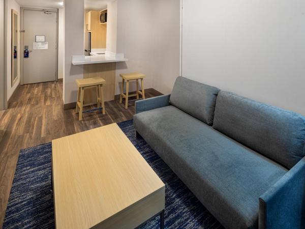 Holiday Inn Express & Suites - Atlanta Downtown, an IHG Hotel : photo 3 de la chambre suite disposant de 2 lits queen-size