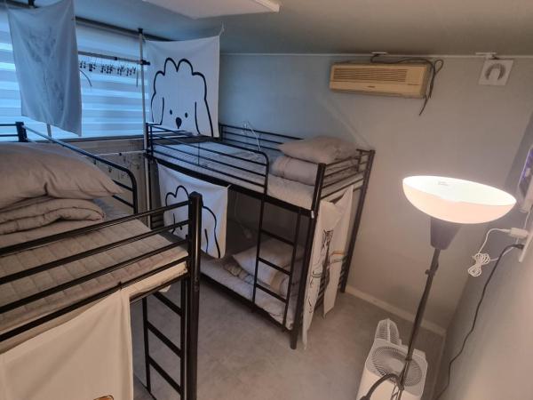 Four Seasons House (Female only) : photo 2 de la chambre lit dans dortoir pour femmes de 4 lits