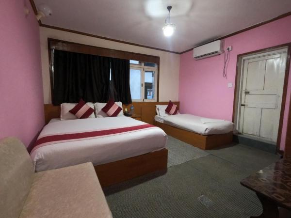 Kusum Hotel : photo 5 de la chambre chambre deluxe avec 2 lits doubles