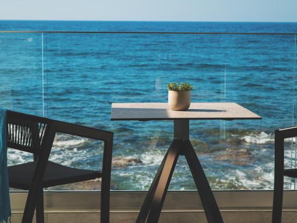 Elia Sea Suites : photo 7 de la chambre superior seafront suite with indoor hot tub