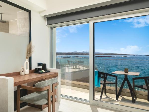 Elia Sea Suites : photo 10 de la chambre superior seafront suite with indoor hot tub